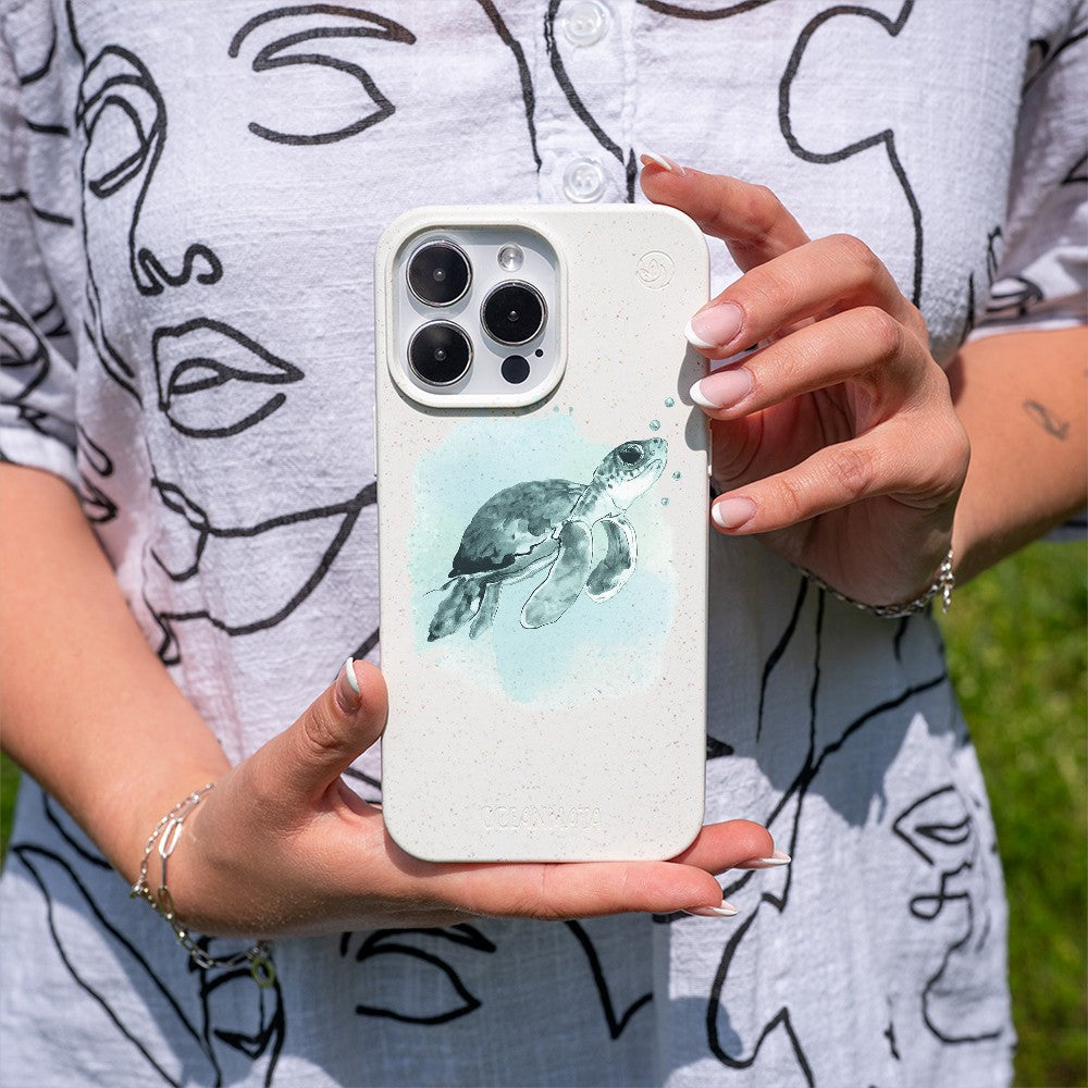 Biologisch abbaubare Handyhülle iPhone 16 pro max Babyturtle — kompostierbar — in der Hand