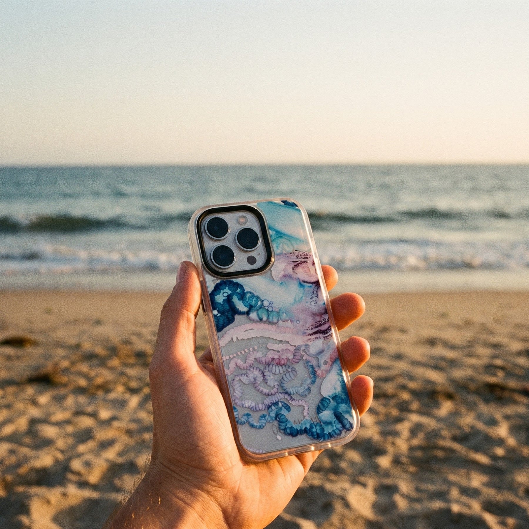 Nachhaltige Handyhülle iPhone 15 Menowar aus Ocean Plastic — in der Hand