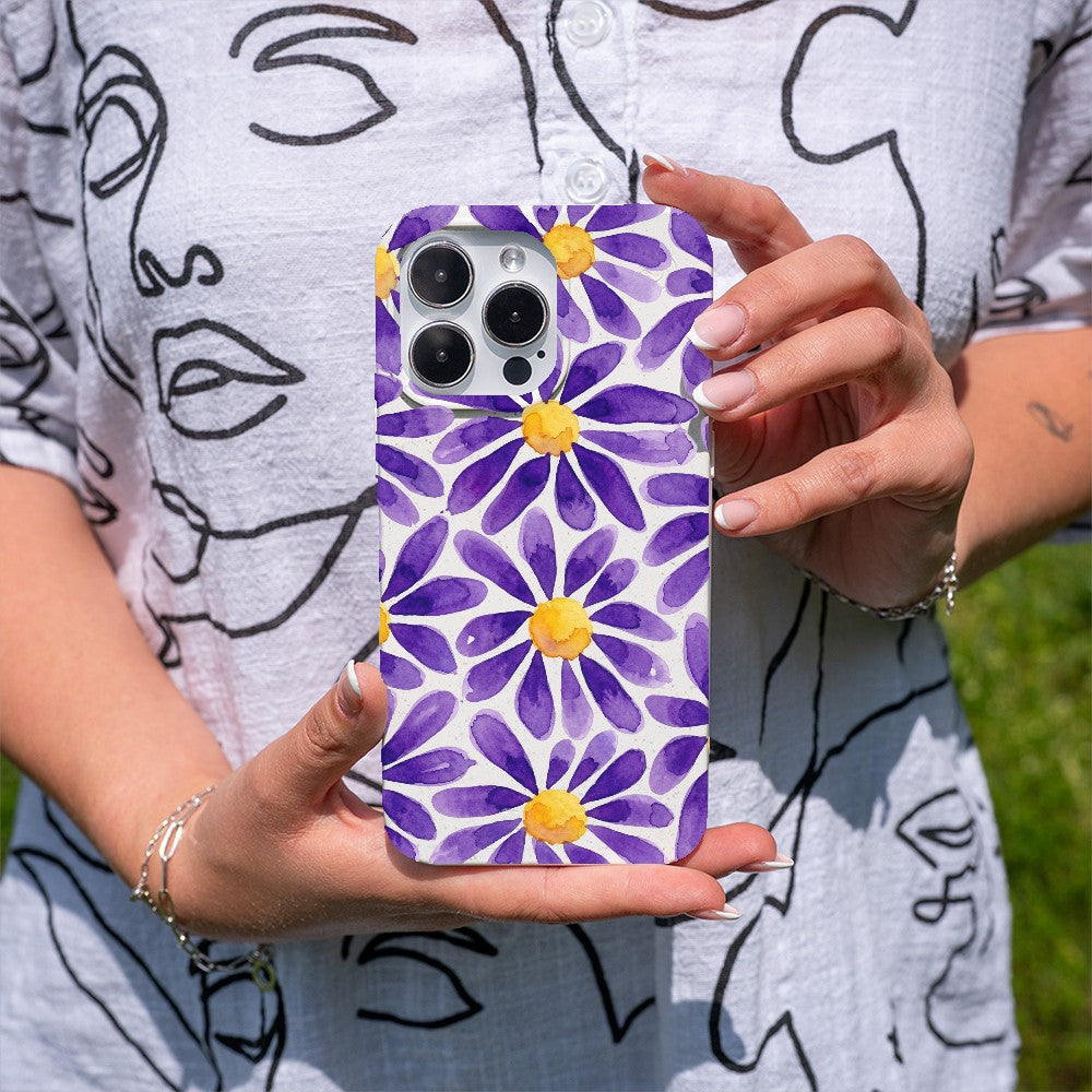 Biologisch abbaubare Handyhülle iPhone 15 Purplebloom — kompostierbar — in der Hand