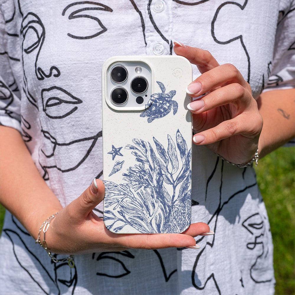 Biologisch abbaubare Handyhülle iPhone 15 Whitesilentwaves — kompostierbar — in der Hand