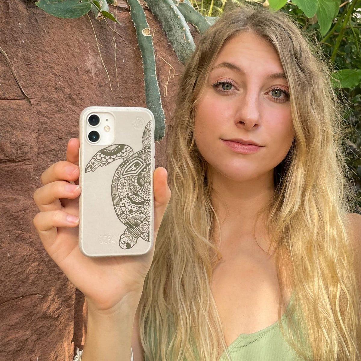iPhone 15 Hülle - beige - "GREEN TURTLE" - nachhaltig