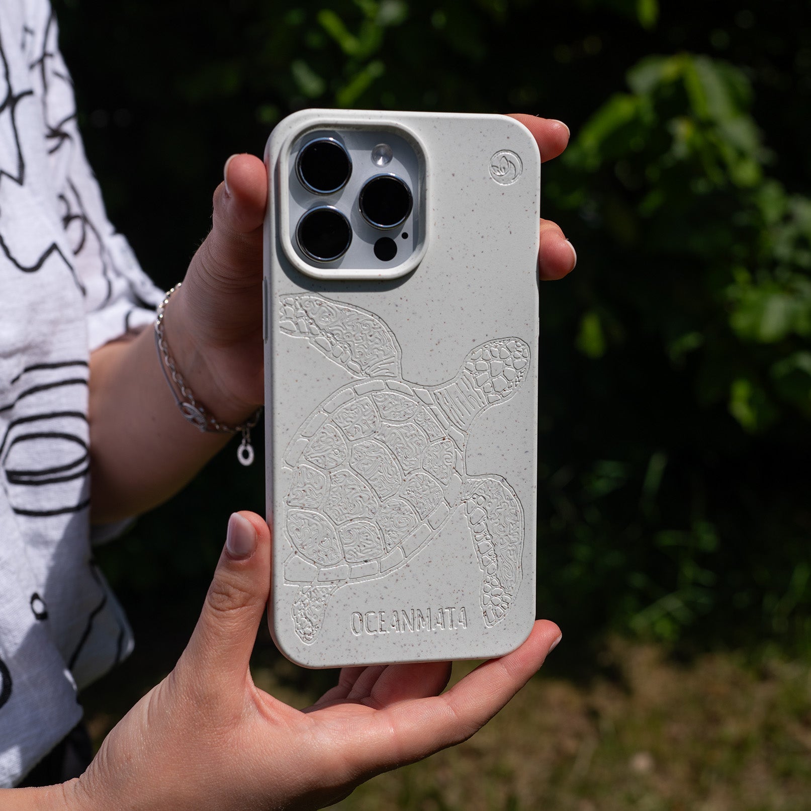 iPhone 11 Hülle - Schildkröte bunt - "Kura-Kura" - nachhaltig