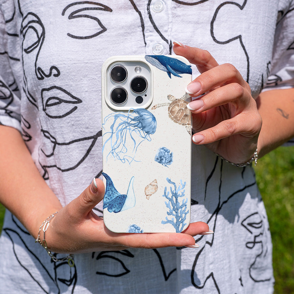 iPhone 16 pro max hoesje - witte schildpad - "Turtle &amp; Friends" - duurzaam