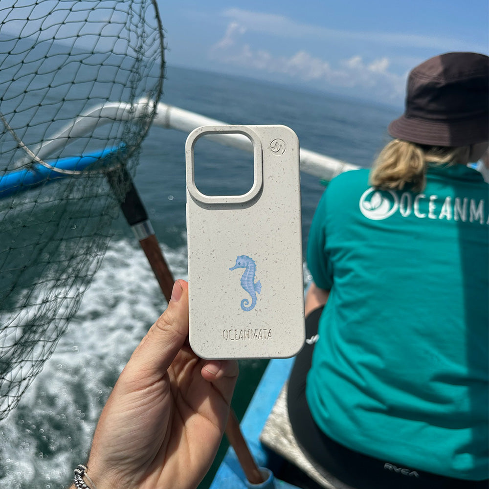 iPhone 16 pro max Hülle - Seepferdchen weiß - "SeahorseTale" - nachhaltig