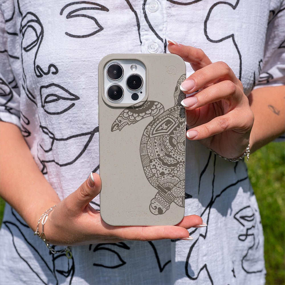 Biologisch abbaubare Handyhülle iPhone 12 pro / iPhone 12 Greenturtle — kompostierbar — in der Hand