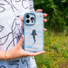 Nachhaltige Handyhülle Samsung S24 Lonewanderer aus Ocean Plastic — in der Hand