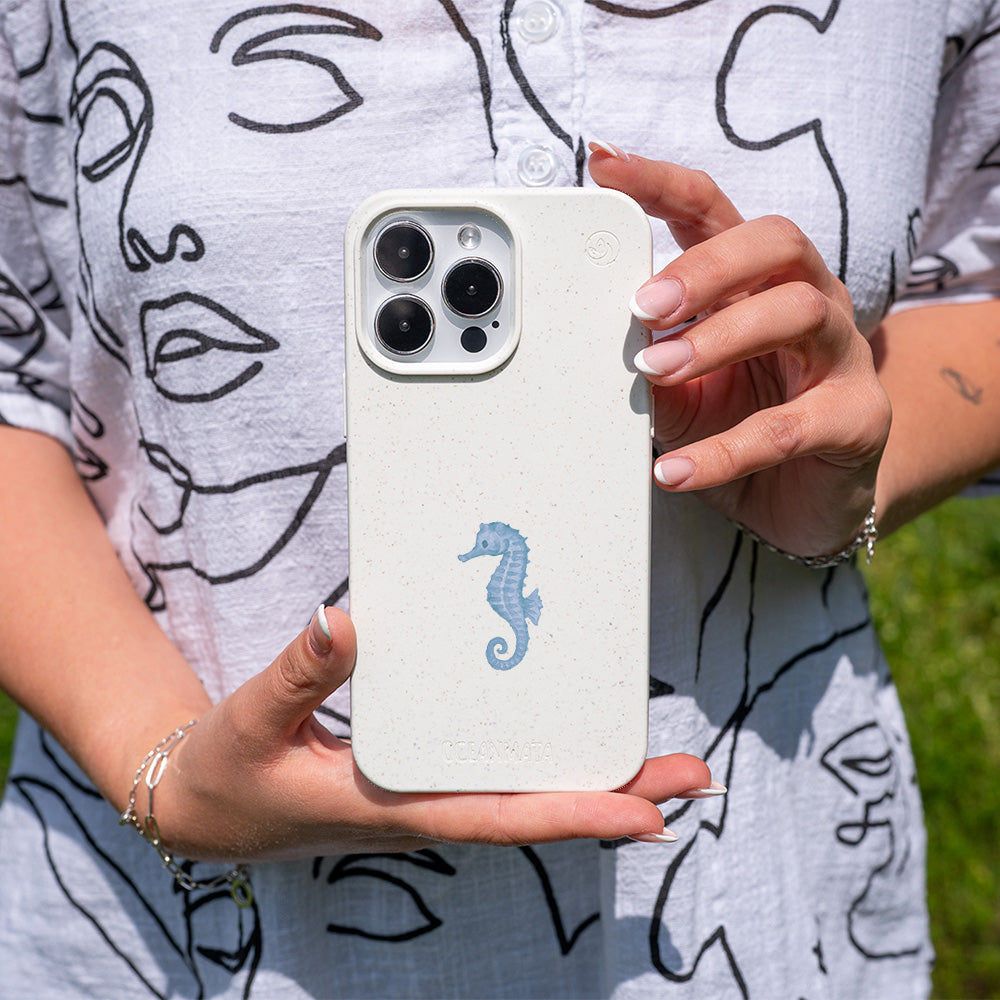 iPhone 16e Hülle - Seepferdchen weiß - "SeahorseTale" - nachhaltig