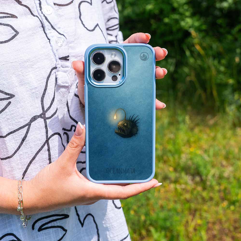 iPhone 16 pro Hülle - Anglerfisch blau - "Sour" - nachhaltig