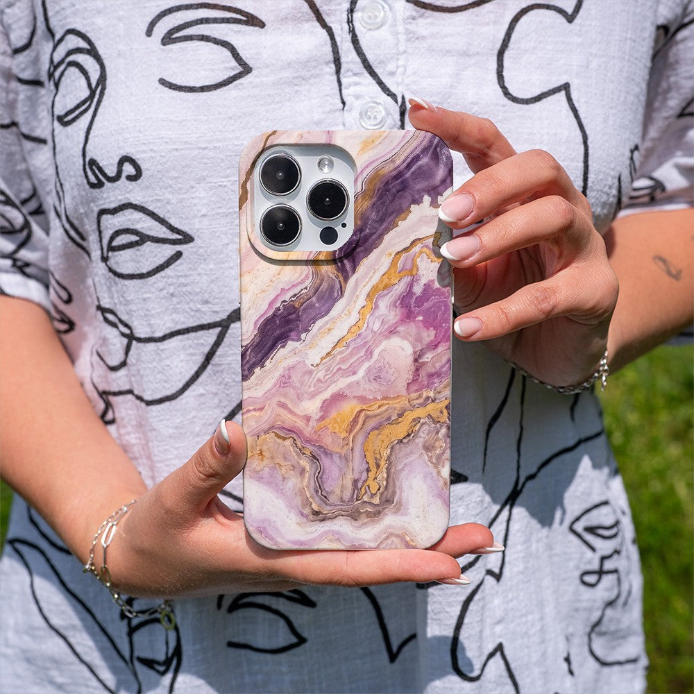Biologisch abbaubare Handyhülle Samsung A56 Pinkmarble — kompostierbar — in der Hand