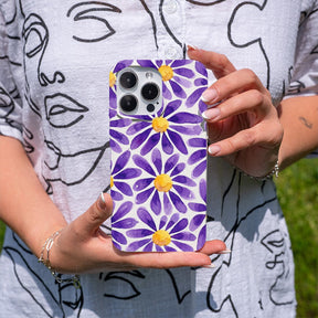 Biologisch abbaubare Handyhülle iPhone 16 pro max Purplebloom — kompostierbar — in der Hand