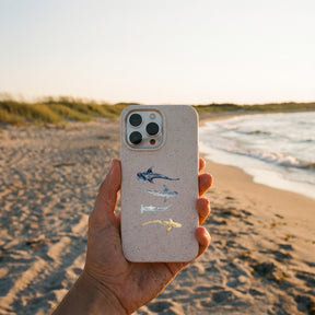 Biologisch abbaubare Handyhülle iPhone 13 mini Sharkproject — kompostierbar — in der Hand