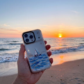 Nachhaltige Handyhülle iPhone 17 pro max Towardsthehorizon aus Ocean Plastic — in der Hand