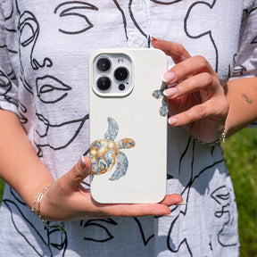 Biologisch abbaubare Handyhülle iPhone 17 Air Turtlegaze — kompostierbar — in der Hand