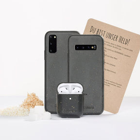 Schwarze Oceanmata Produkt Serie der Samsung Handyhüllen für das Galaxy Note20 und S10, Apple Airpod Pro Case, Heldenurkunde für den Käufer sowie recycelbare Herstellungsrohstoffe Holz. Zucker und abbaubarer Kunststoff